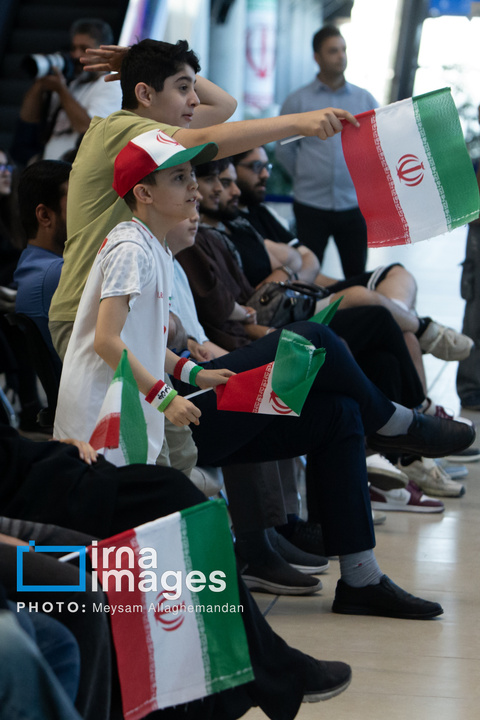 تماشای بازی ایران و نیوزلند در باغ کتاب