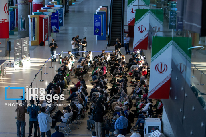 تماشای بازی ایران و نیوزلند در باغ کتاب