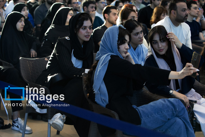 تماشای بازی ایران و نیوزلند در باغ کتاب