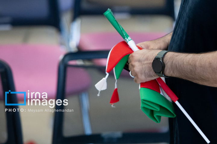 تماشای بازی ایران و نیوزلند در باغ کتاب