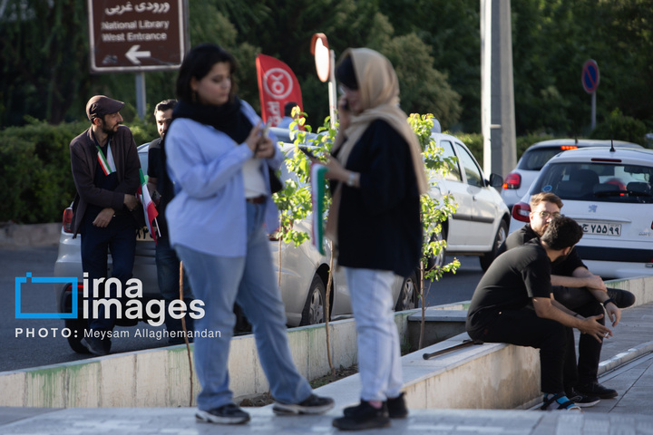 تماشای بازی ایران و نیوزلند در باغ کتاب