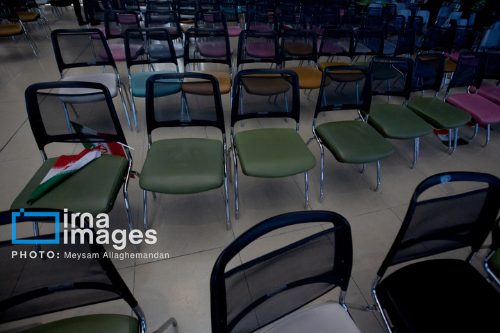تماشای بازی ایران و نیوزلند در باغ کتاب