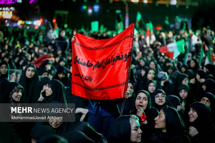 عزاداری شب اول محرم در میدان انقلاب اسلامی