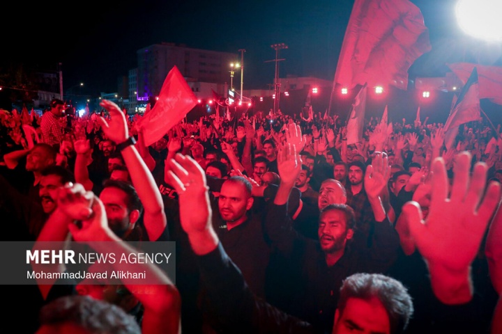 عزاداری شب اول محرم در میدان انقلاب اسلامی