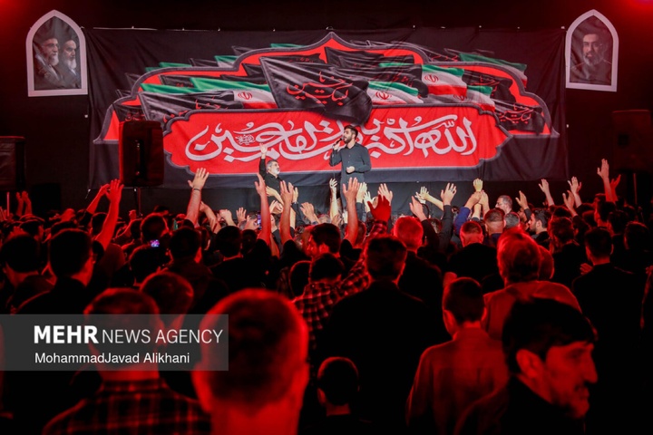 عزاداری شب اول محرم در میدان انقلاب اسلامی
