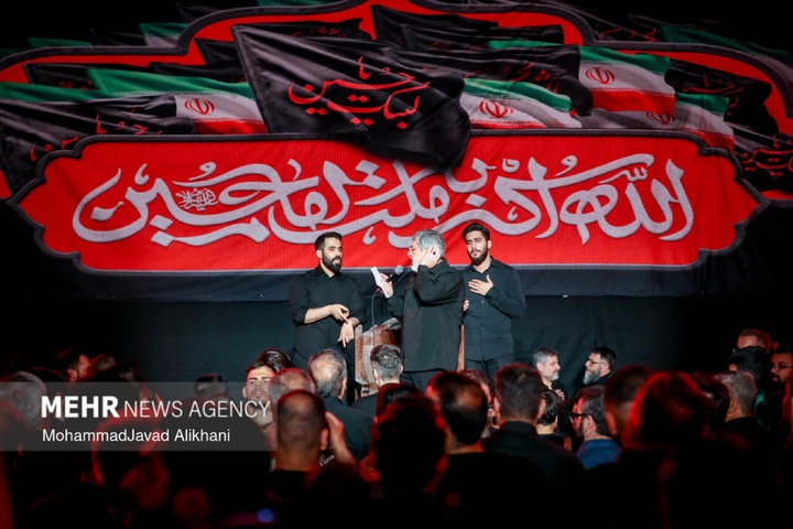 عزاداری شب اول محرم در میدان انقلاب اسلامی