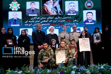 اعطای نشان فداکاری