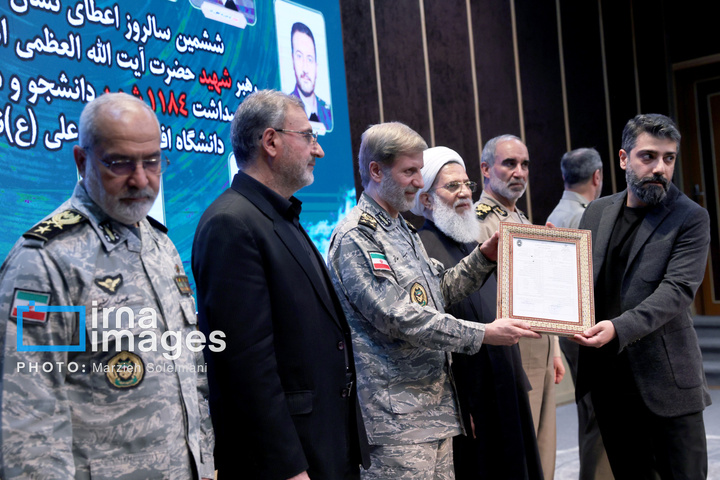 اعطای نشان فداکاری