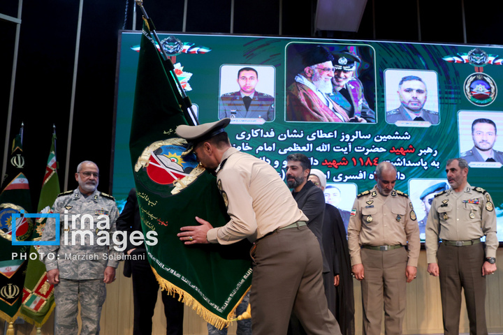 اعطای نشان فداکاری