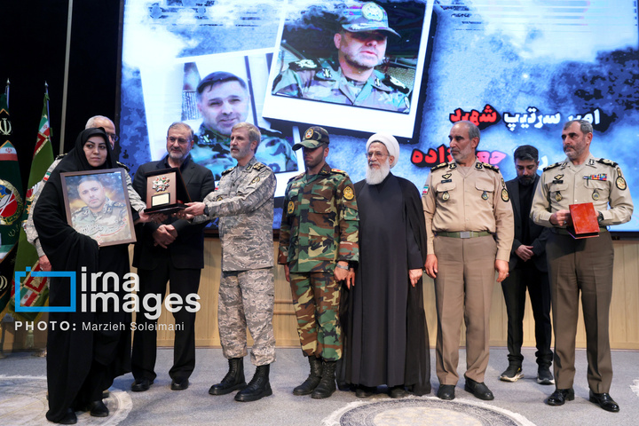 اعطای نشان فداکاری