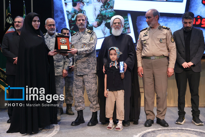 اعطای نشان فداکاری