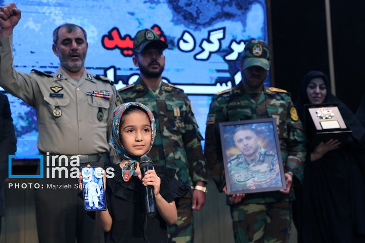 اعطای نشان فداکاری