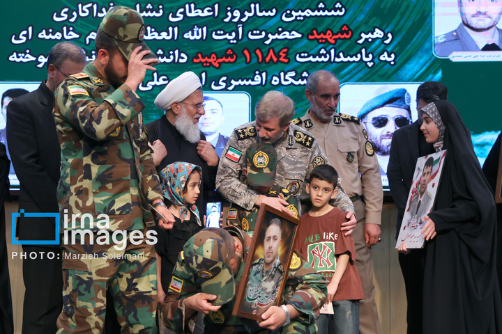 اعطای نشان فداکاری