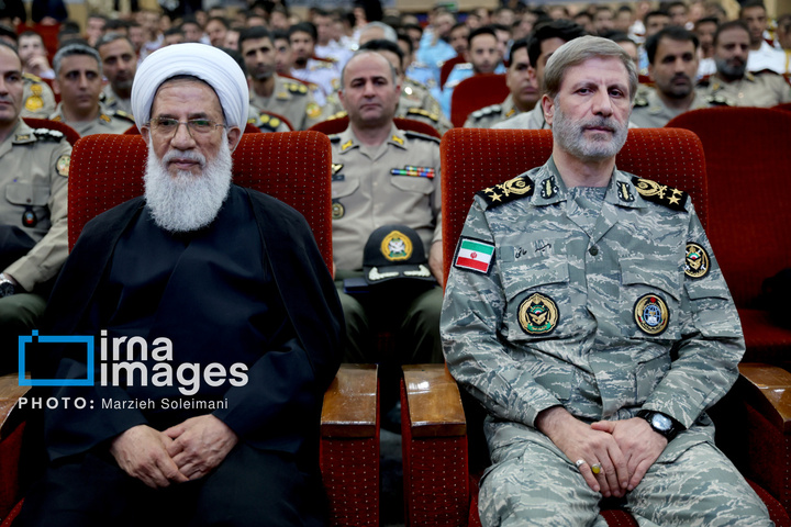 اعطای نشان فداکاری