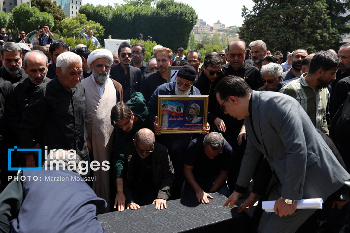 مراسم وداع با پیکر «بهروز رضوی»