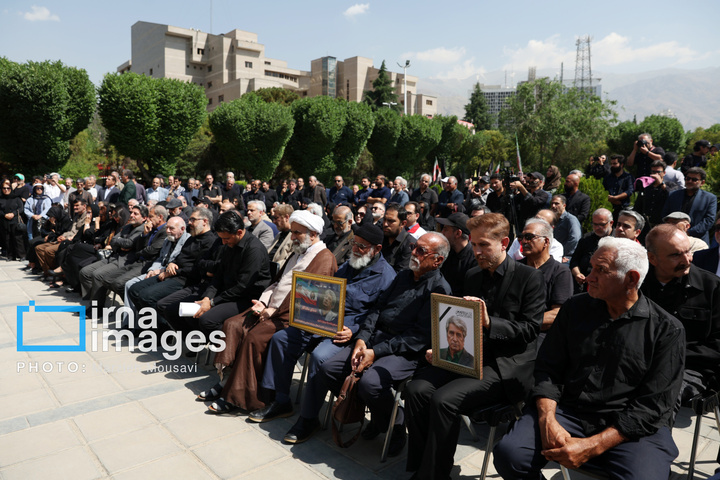 مراسم وداع با پیکر «بهروز رضوی»