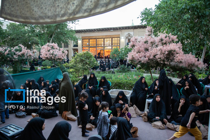 اقامه عزای حسین (علیه السلام) در خانه تاریخی شیخ الاسلام اصفهان