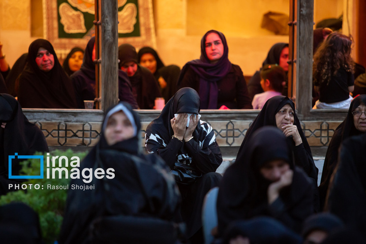 اقامه عزای حسین (علیه السلام) در خانه تاریخی شیخ الاسلام اصفهان