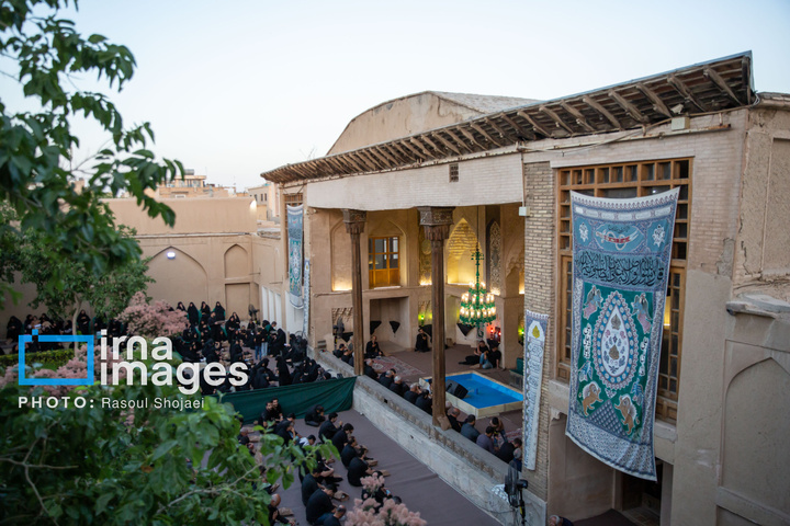 اقامه عزای حسین (علیه السلام) در خانه تاریخی شیخ الاسلام اصفهان