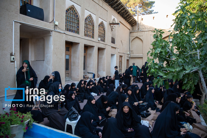 اقامه عزای حسین (علیه السلام) در خانه تاریخی شیخ الاسلام اصفهان