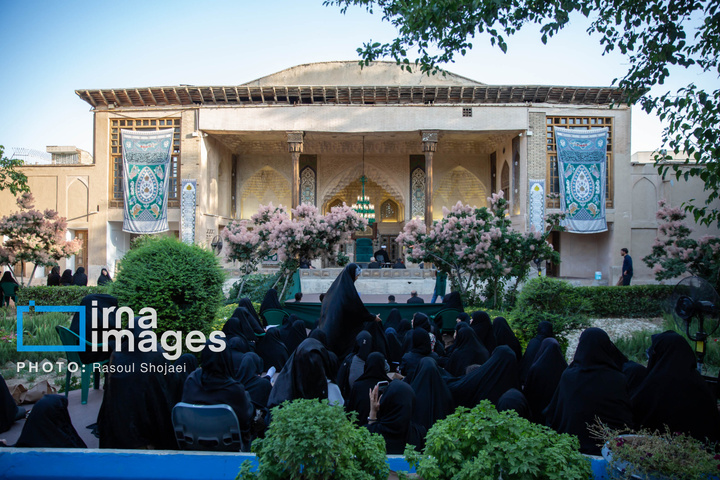 اقامه عزای حسین (علیه السلام) در خانه تاریخی شیخ الاسلام اصفهان