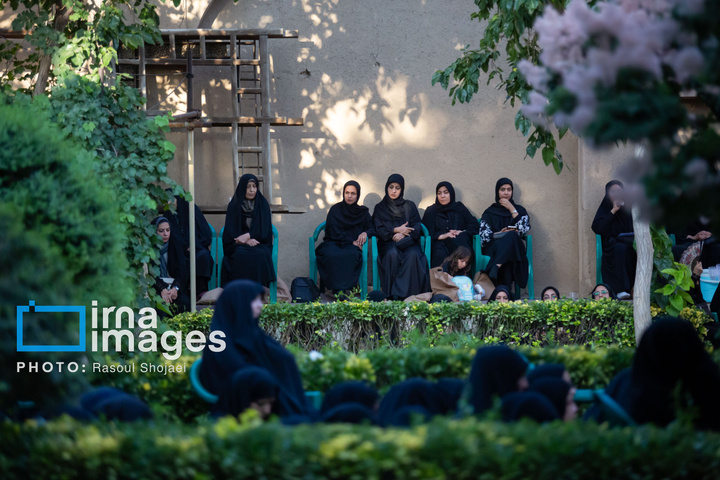 اقامه عزای حسین (علیه السلام) در خانه تاریخی شیخ الاسلام اصفهان