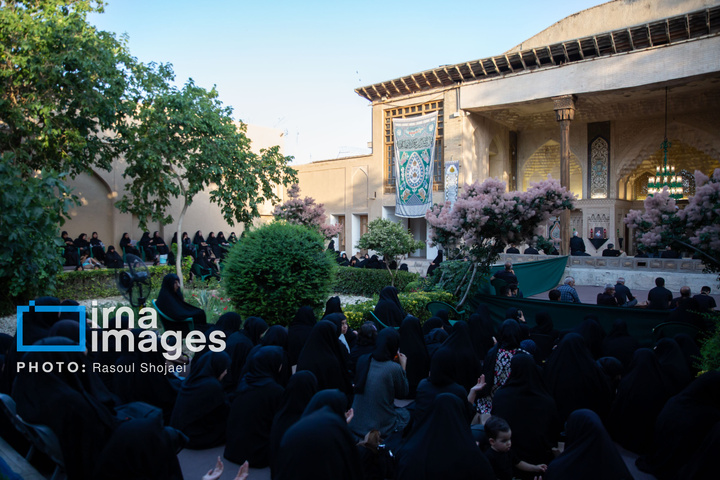 اقامه عزای حسین (علیه السلام) در خانه تاریخی شیخ الاسلام اصفهان