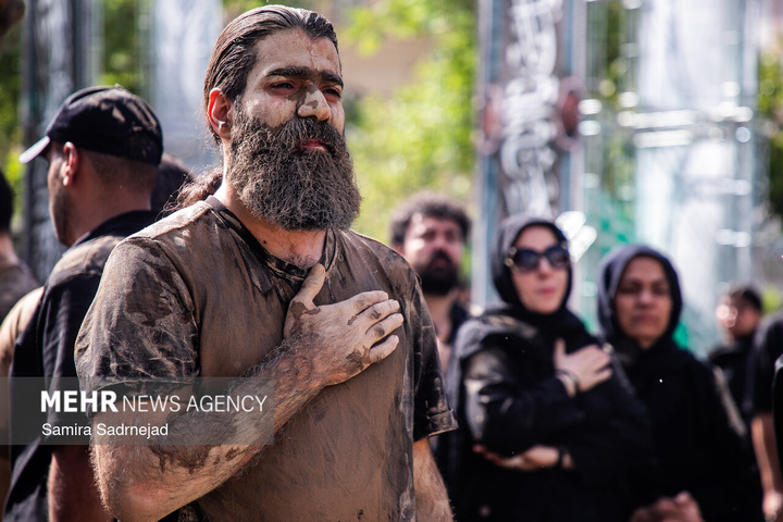 آیین «گِل مالی» لرستانی‌های مقیم تهران در روز عاشورا
