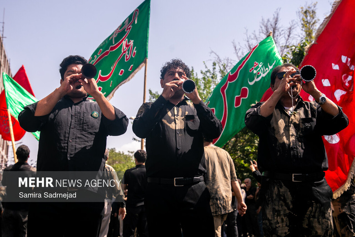 آیین «گِل مالی» لرستانی‌های مقیم تهران در روز عاشورا