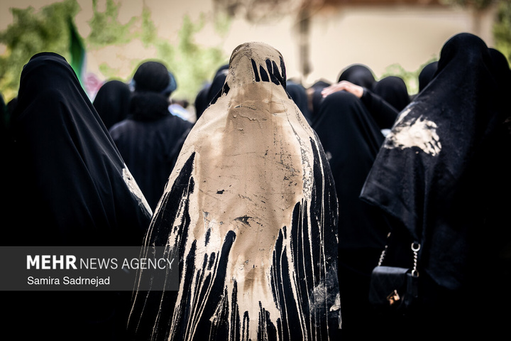 آیین «گِل مالی» لرستانی‌های مقیم تهران در روز عاشورا