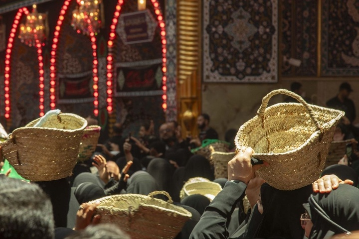 تصاویری از عزاداری سنتی زنان قبیله بنی اسد در حرم سیدالشهدا(علیه السلام) و حضرت اباالفضل (علیه السلام)