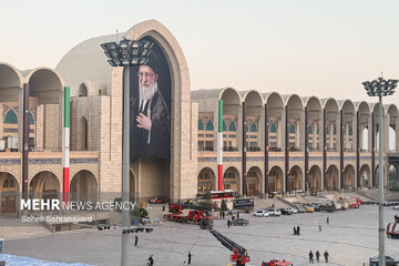 آماده سازی مصلی امام خمینی(ره) در آستانه مراسم وداع با رهبر شهید