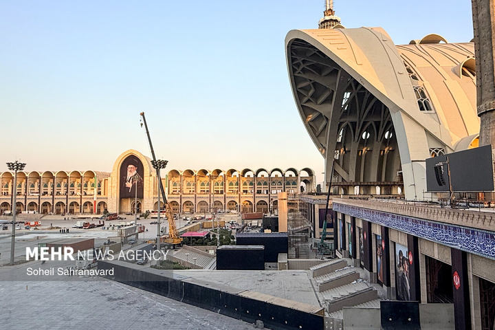 آماده سازی مصلی امام خمینی(ره) در آستانه مراسم وداع با رهبر شهید
