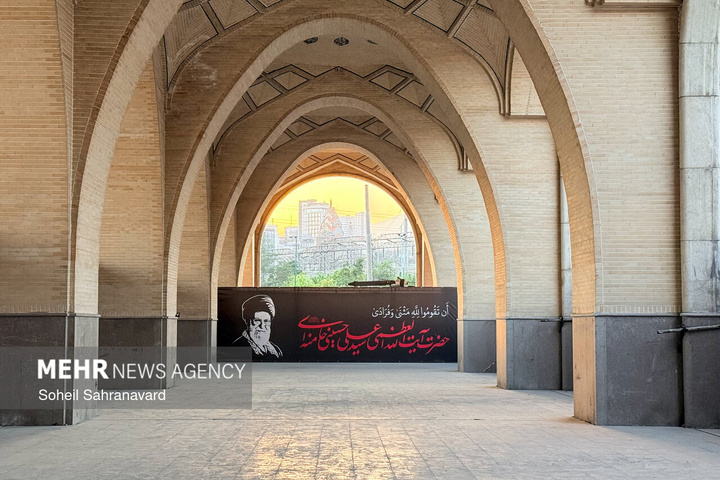 آماده سازی مصلی امام خمینی(ره) در آستانه مراسم وداع با رهبر شهید