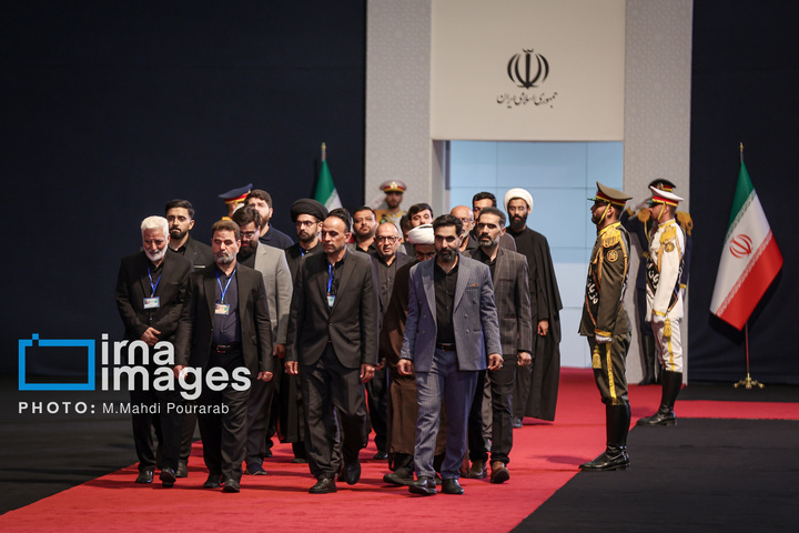 مراسم ادای احترام به پیکر رهبر شهید انقلاب