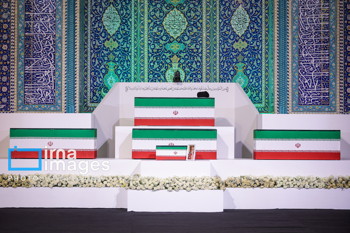 مراسم ادای احترام به پیکر رهبر شهید انقلاب