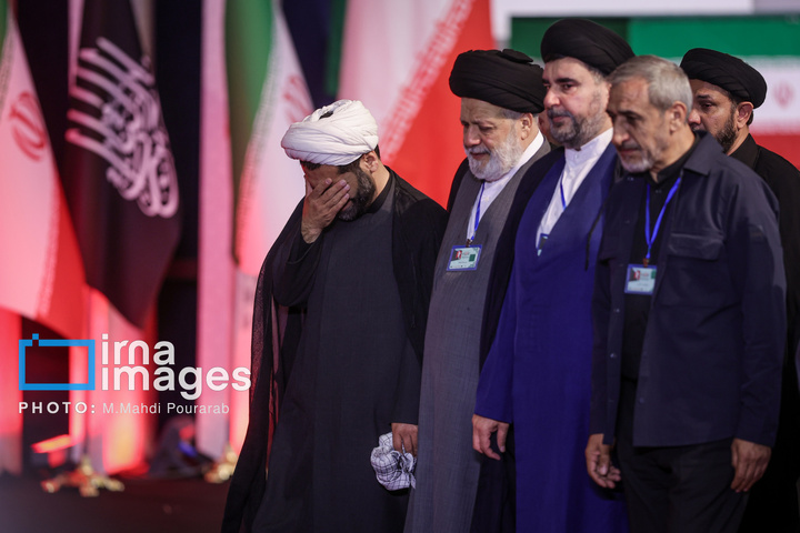 مراسم ادای احترام به پیکر رهبر شهید انقلاب