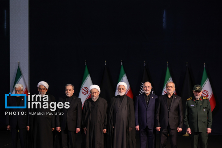 مراسم ادای احترام به پیکر رهبر شهید انقلاب با حضور سران سه قوه