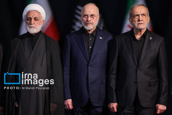 مراسم ادای احترام به پیکر رهبر شهید انقلاب با حضور سران سه قوه