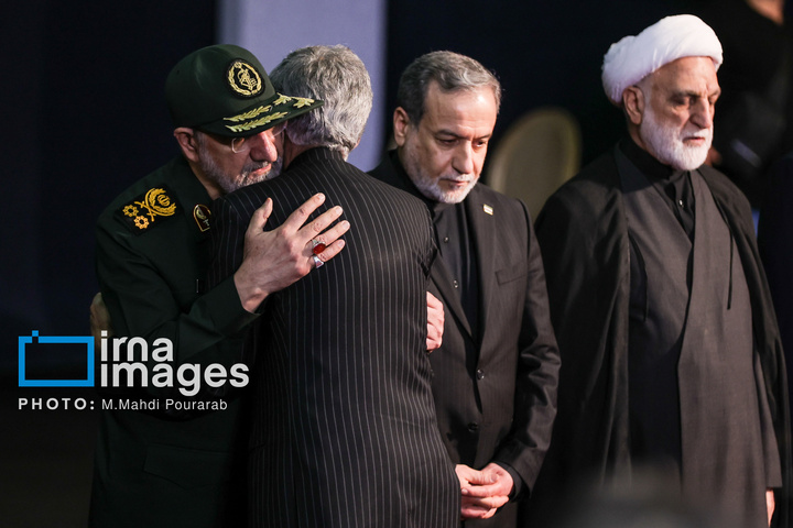 مراسم ادای احترام به پیکر رهبر شهید انقلاب با حضور سران سه قوه