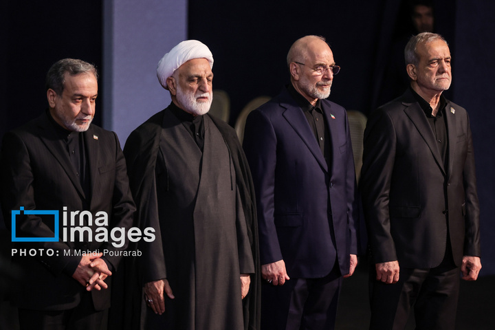 مراسم ادای احترام به پیکر رهبر شهید انقلاب با حضور سران سه قوه