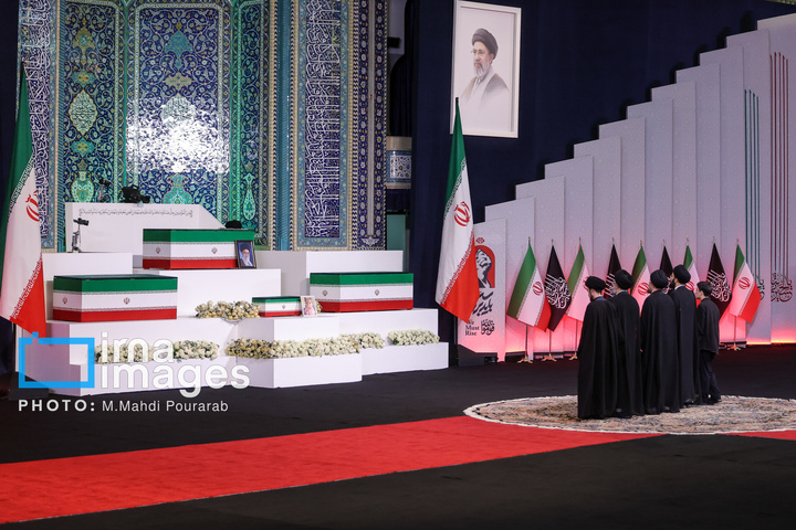 مراسم ادای احترام به پیکر رهبر شهید انقلاب با حضور سران سه قوه
