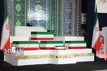 مراسم ادای احترام به پیکر رهبر شهید انقلاب