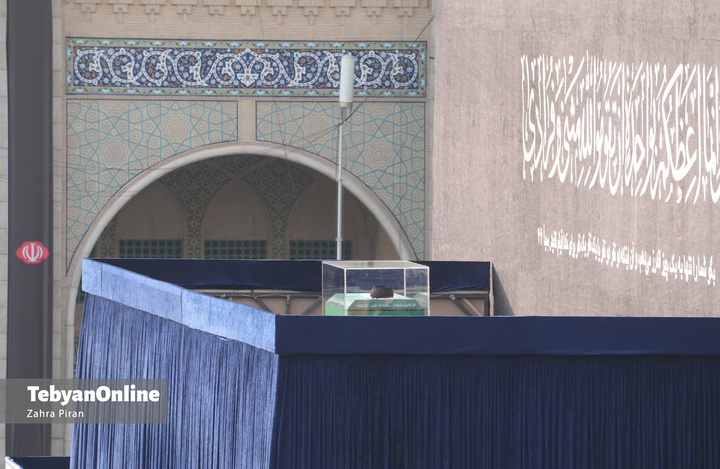 آماده‌سازی مصلی برای برگزاری مراسم وداع رهبر شهید