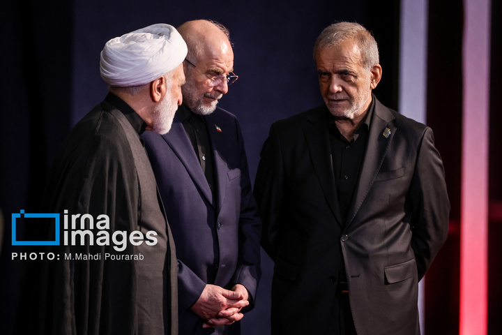 مراسم ادای احترام به پیکر رهبر شهید انقلاب با حضور سران سه قوه