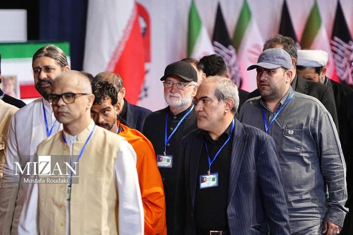 مراسم ادای احترام به پیکر رهبر شهید انقلاب