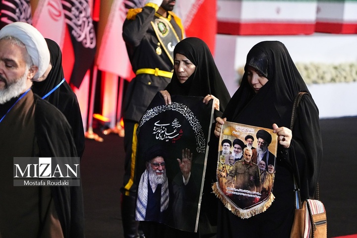 مراسم ادای احترام به پیکر رهبر شهید انقلاب