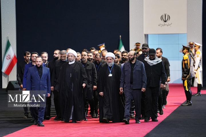 مراسم ادای احترام به پیکر رهبر شهید انقلاب