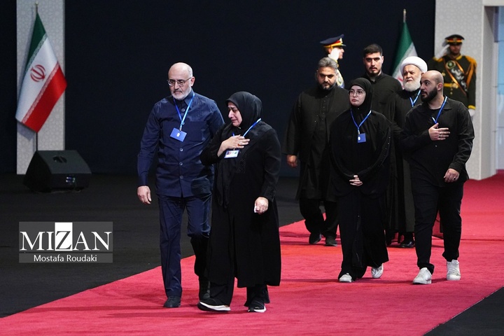 مراسم ادای احترام به پیکر رهبر شهید انقلاب