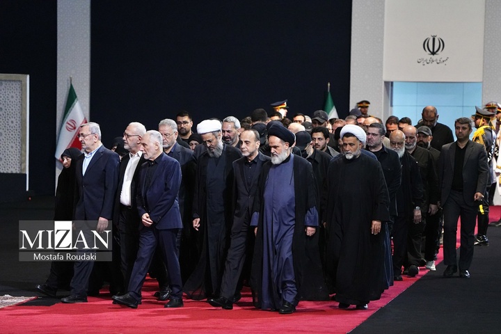 مراسم ادای احترام به پیکر رهبر شهید انقلاب